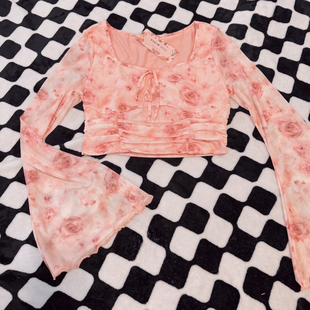 SUPER CUTE Long Sleeve Crop Top